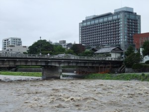 増水した鴨川と二条大橋　2011年