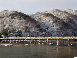 雪の嵐山と渡月橋