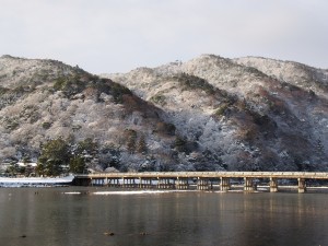 雪の嵐山と渡月橋