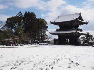 清凉寺の雪景色
