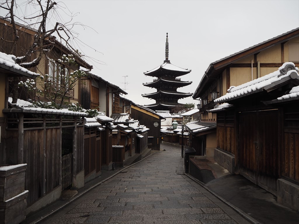 雪化粧の京都 八坂の塔 | 京都旅屋