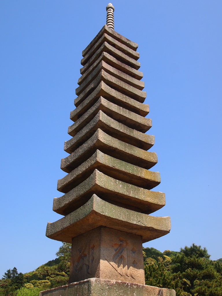 宇治にある十三重石塔 | 京都旅屋