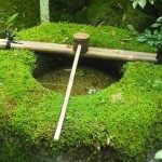 大徳寺　高桐院　袈裟型の手水鉢
