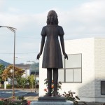 綾部駅前のアンネの像