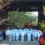 粟田祭　青蓮院から出る神輿