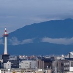 たなびく雲と京都タワー