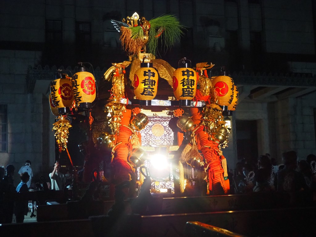 【満員御礼！】祇園祭の神幸祭へ！ライトアップされる中御座神輿と大船鉾のお囃子！